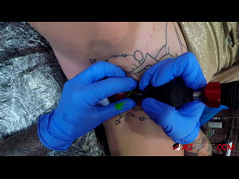 ❤️ Sully Savage, hottie estremamente tatuata, hà fattu un tatuatu nantu à u clitoris ☑ Porno à noi % co.hentaibar.ru%